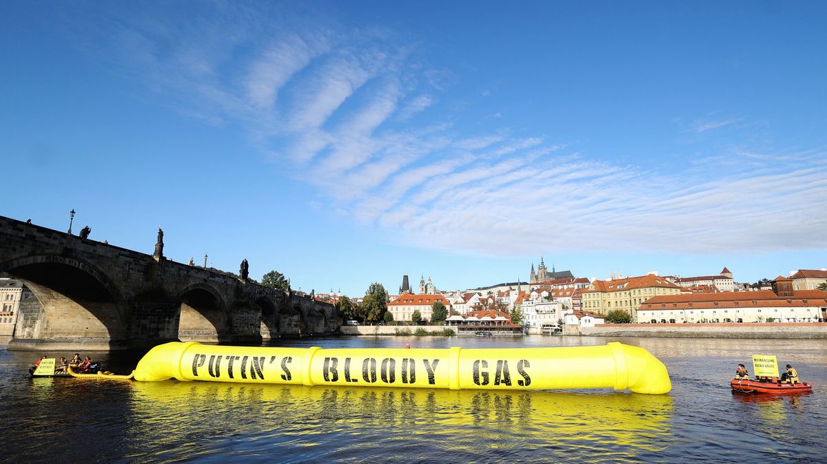 Putinův krvavý plyn. Aktivisté umístili na Vltavu v Praze maketu plynovodu